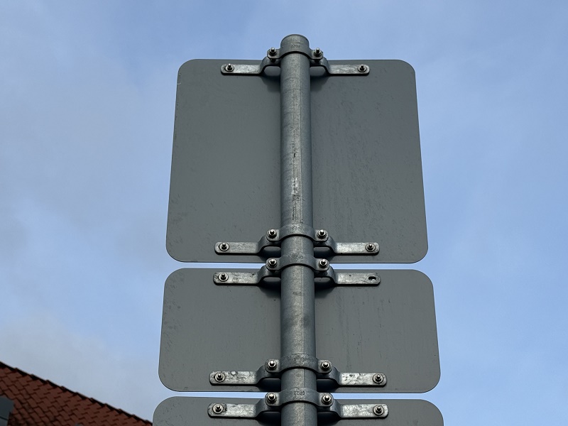 Beslag monteret på firkantet vejskilt