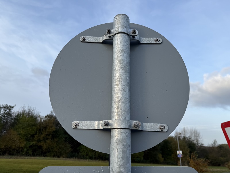 Beslag monteret på vejskilt