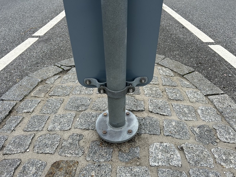 Brudledsstander med messingbolte Brudledsstander med messingbolte