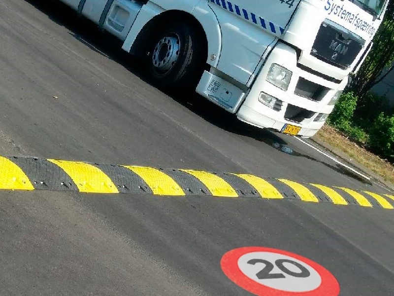 fartbump med hastighedsskilt - typegodkendt Slow Down vejbump sort/gul