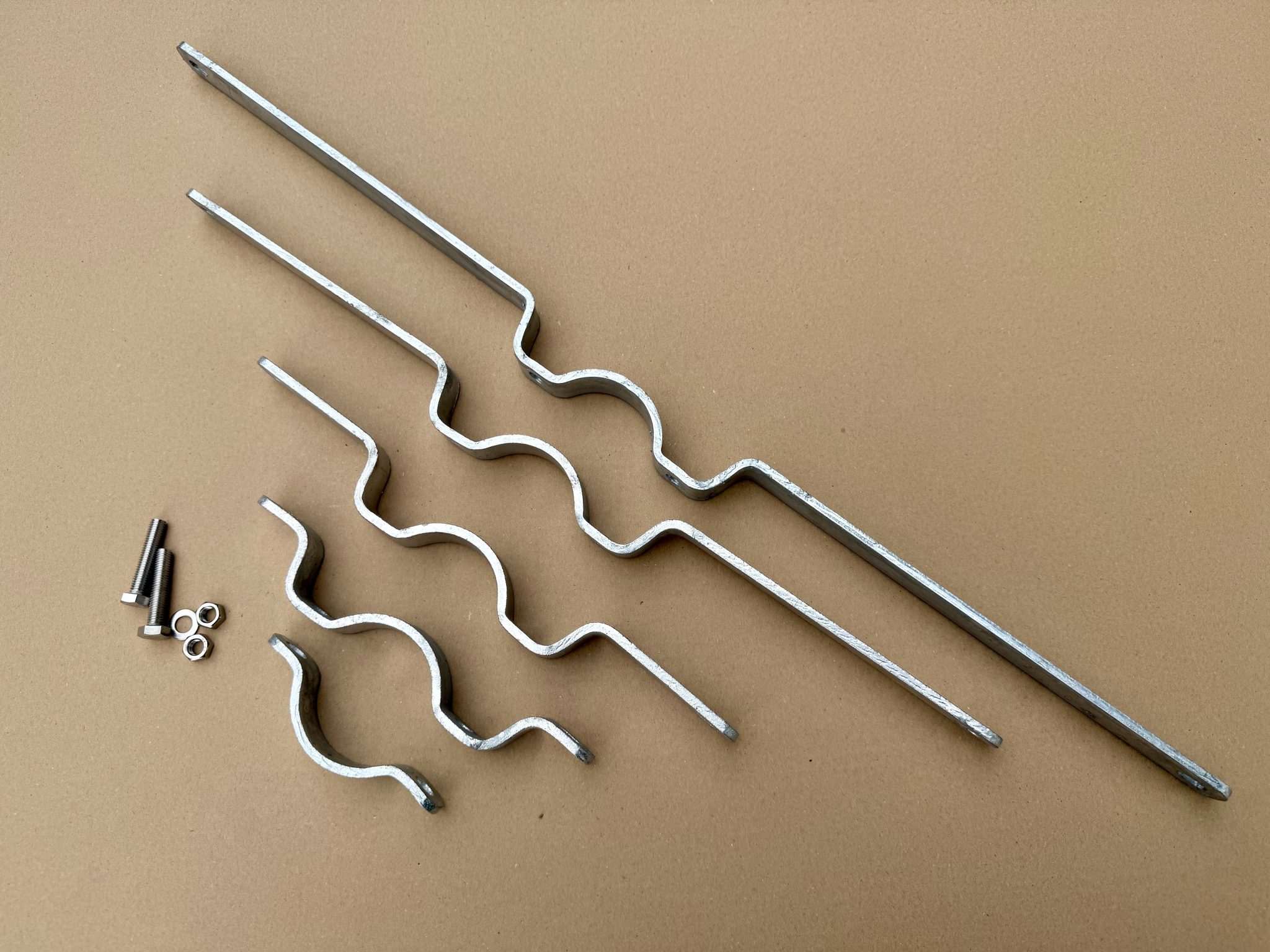 Fladjernsbeslag til skilte