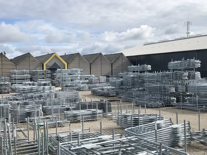 Plads med jernstandere