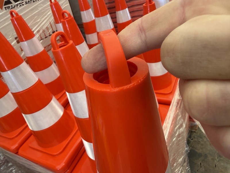 Trafikkegle med praktisk bærehåndtag