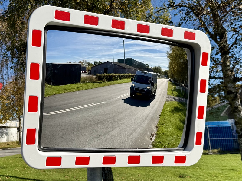 trafikspejl firkantet med rød hvid ramme