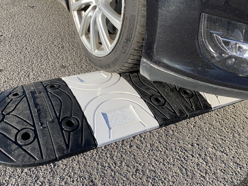 vejbump-sort-hvid- 6,0 m typegodkendt gummivejbump i sort/hvid safetyzone – ideelt til industriområder, parkeringspladser og offentlige veje med behov for markant fartdæmpning.