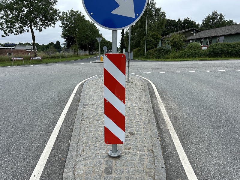 Vejskilt monteret på brudled