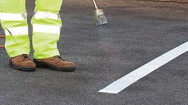 Premark stribe der brændes på vejen