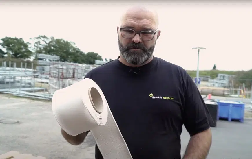 Mand holder en rulle PREMARK termoplast vejstriber til vejmarkering.