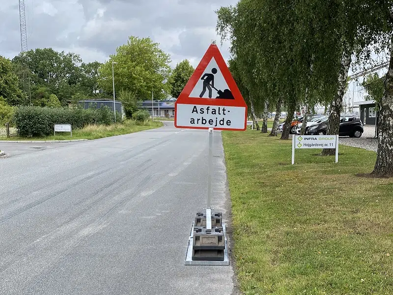 rammestander monteret med fødder