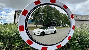Trafikspejl med Tesla