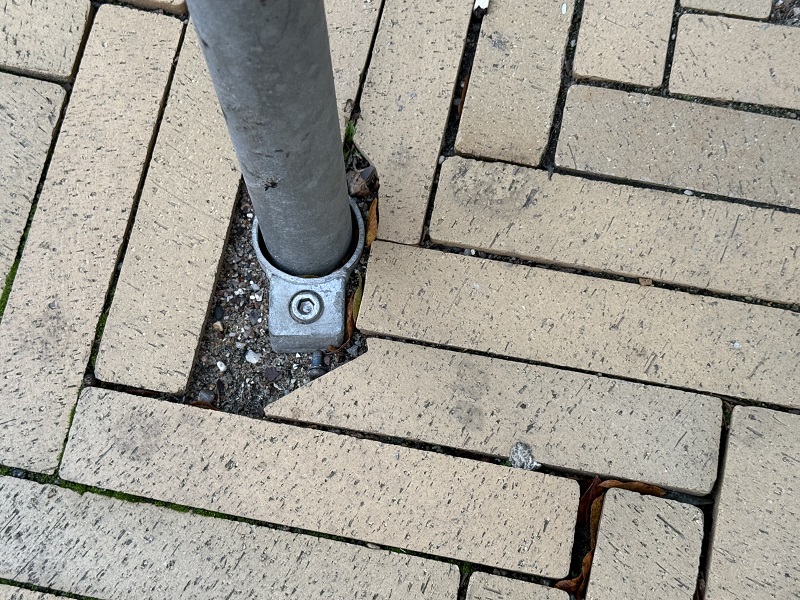 nedstøbningsrør gravet ned i belægning