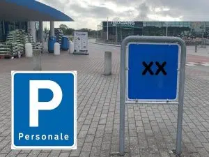 P skilt med "personale" i lav galge