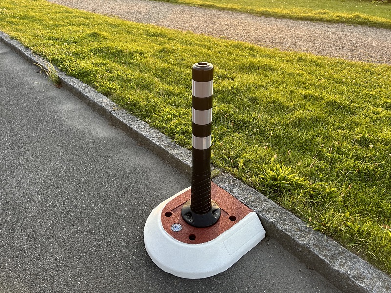 Trafikchikane med pullert til sidemarkering