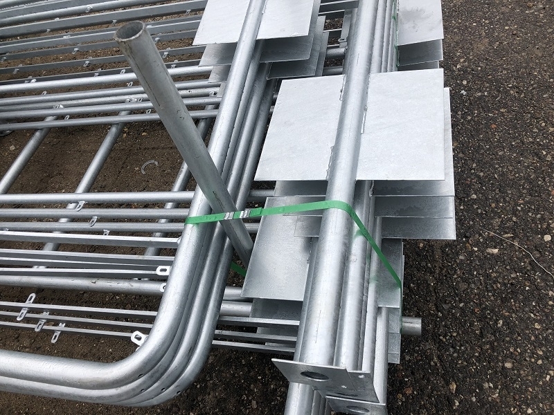 Flabs på lave galger til skilte